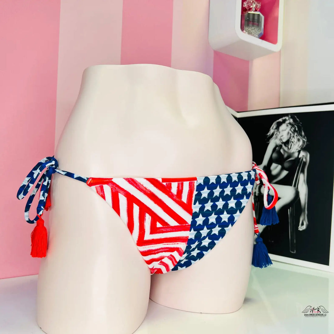 Spodní díl plavek s motivem americké vlajky a vázáním na figuríně