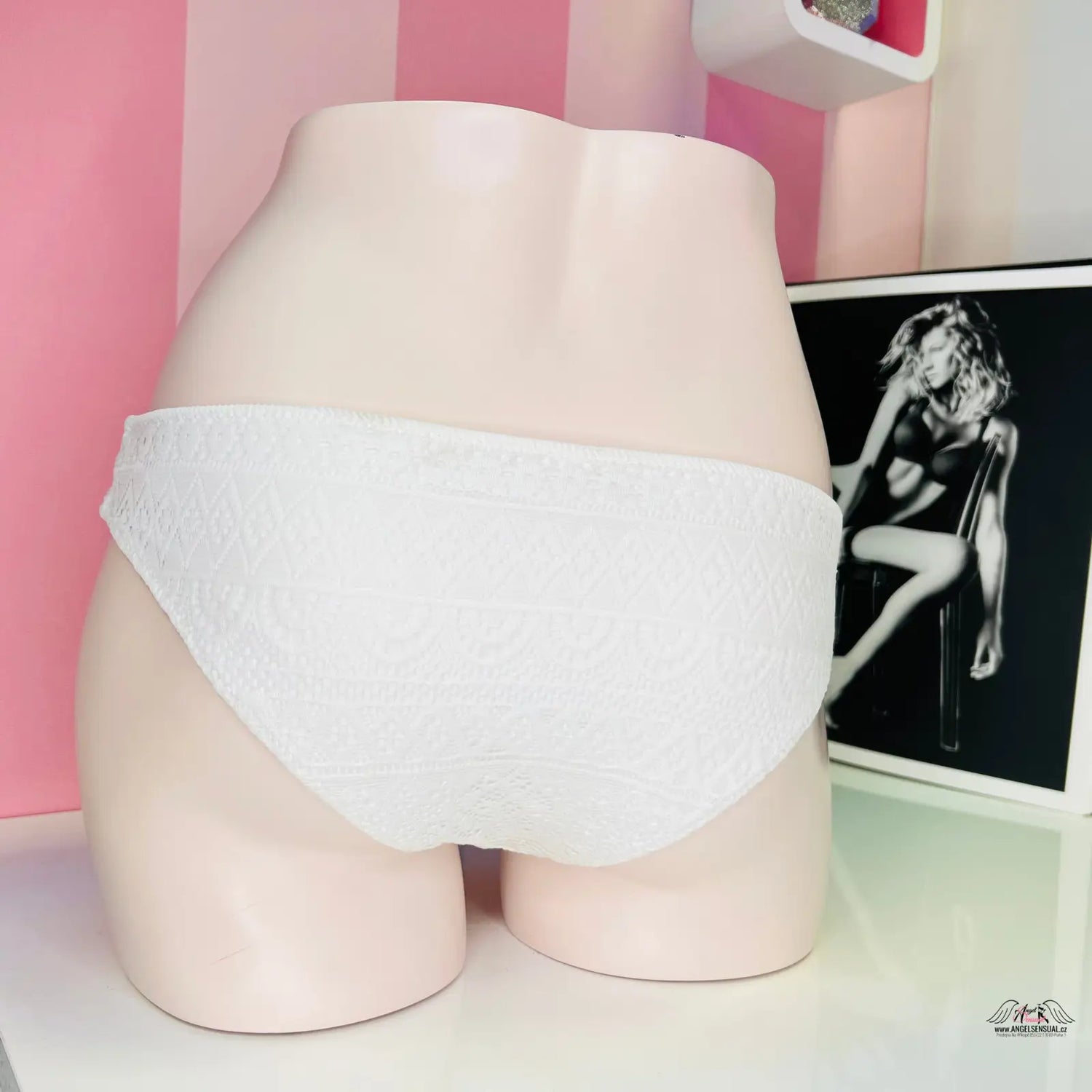 White textured krajkový spodní díl plavek s překříženými pásky, luxusní krajkový spodní díl