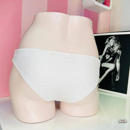 White textured krajkový spodní díl plavek s překříženými pásky, luxusní krajkový spodní díl