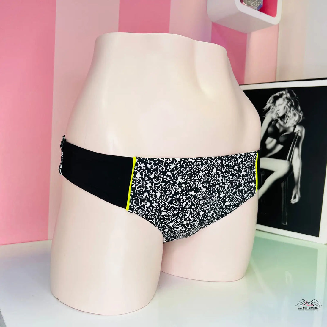 Černobílé vzorované spodní díl plavek Victoria’s Secret s agent provocateur detailem