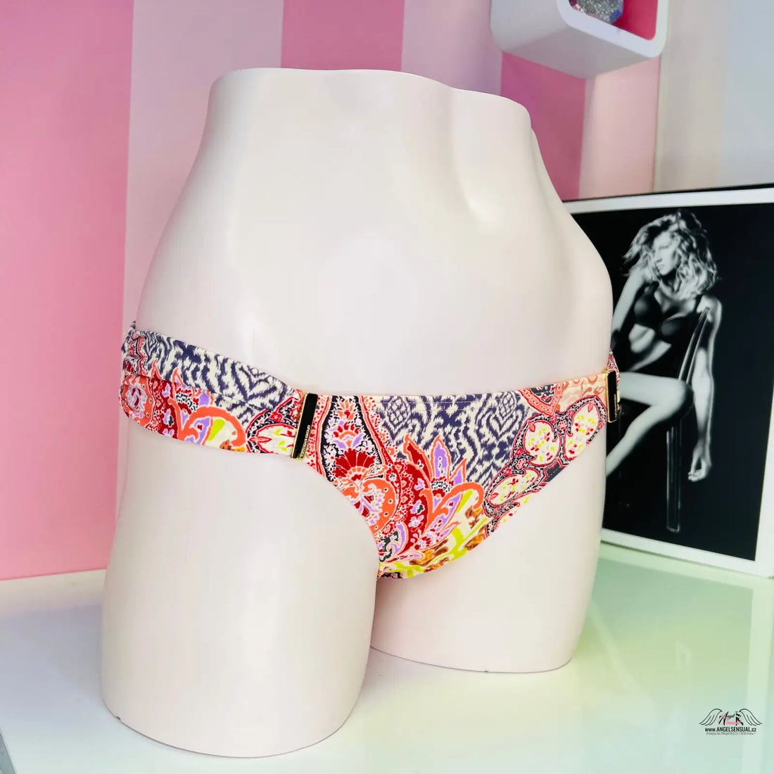 Patterned bikini bottoms z kolekce Victoria’s Secret luxusní spodní díl plavek se zlatými detaily