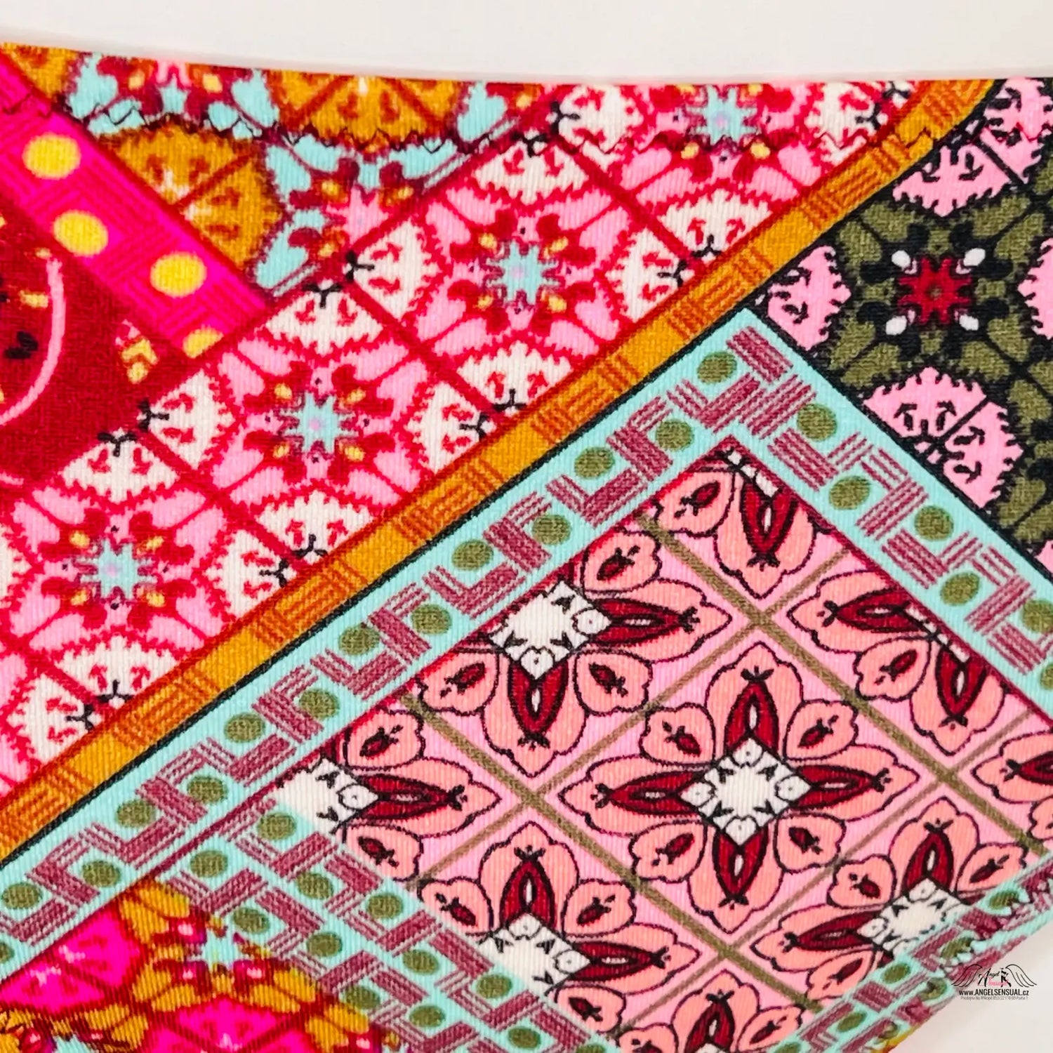 Veselý spodní díl plavek Victoria’s Secret s barevným vzorem geometrických a květinových motivů