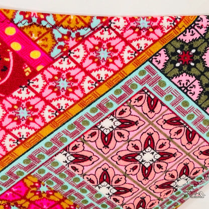 Veselý spodní díl plavek Victoria’s Secret s barevným vzorem geometrických a květinových motivů