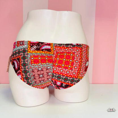 Red pestrobarevný elastický spodní díl plavek Victoria’s Secret Fabulous The Cheeky na bílé figuríně