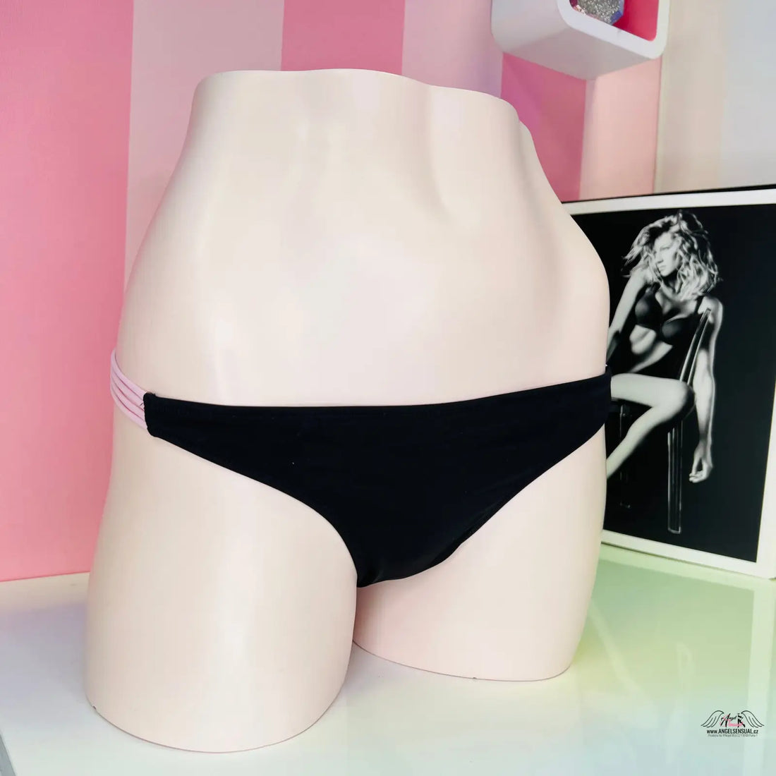 Black bikini bottoms s růžovými pásky, spodní díl plavek brazilského střihu