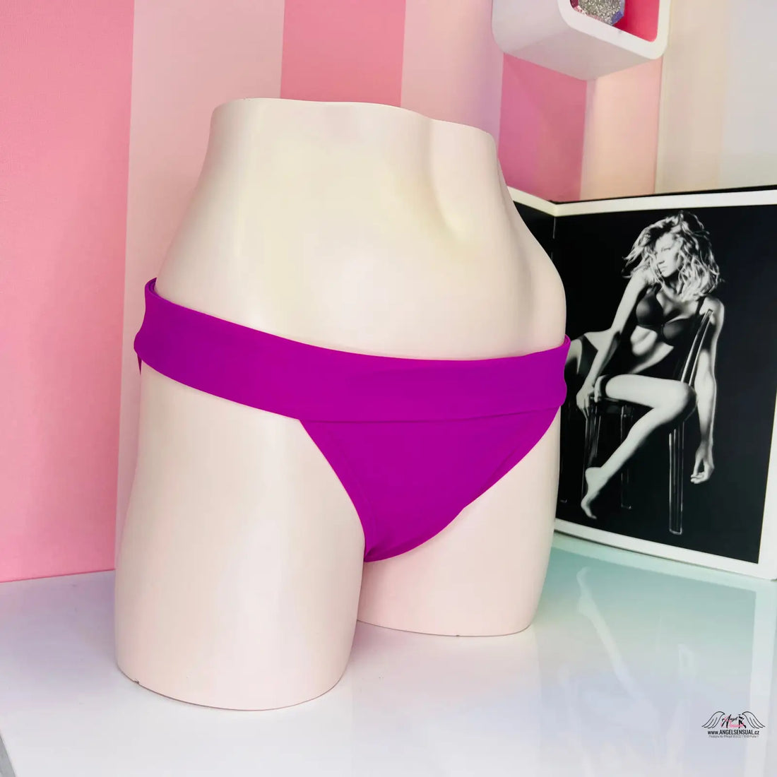 Elegantní fialový spodní díl plavek s stylovým spodním dílem a elegantním vykrojením