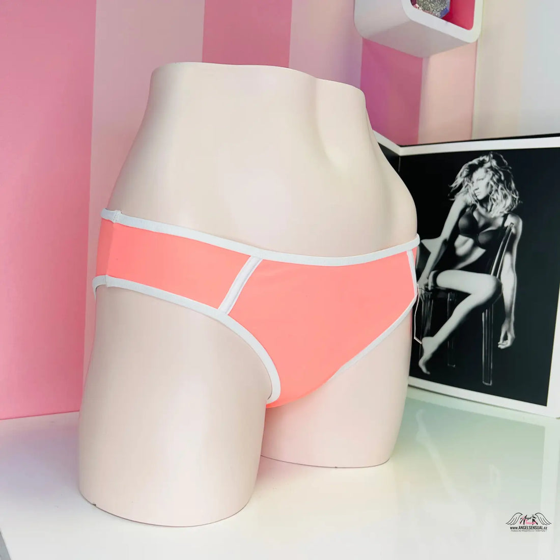 Manekýn s korálovým spodním dílem plavek s bílými proužky pro sofistikovaný moderní vzhled