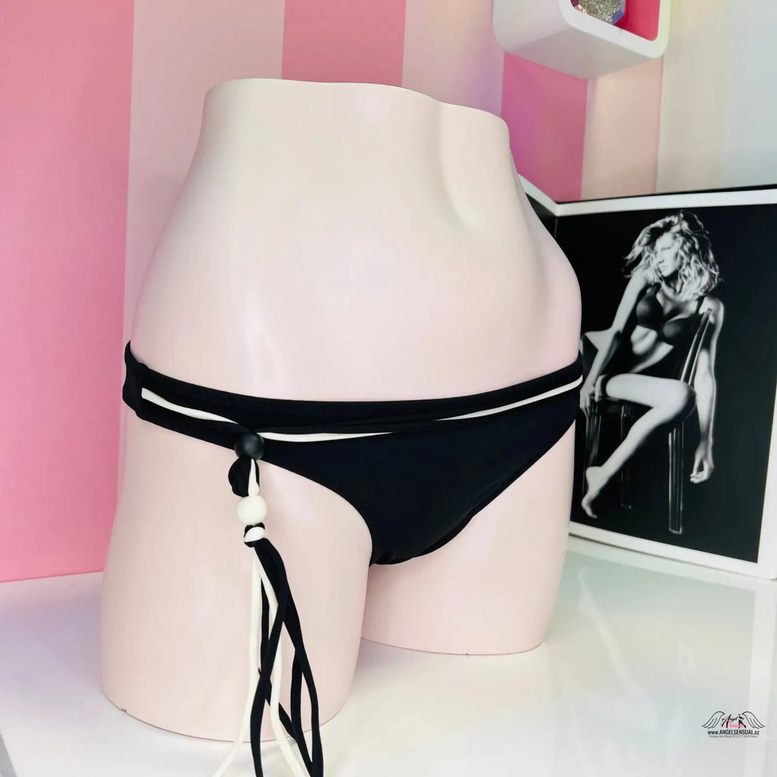 Black bikinové spodní díl s bílým lemem a ozdobnými šňůrkami, sexy spodní díl plavek