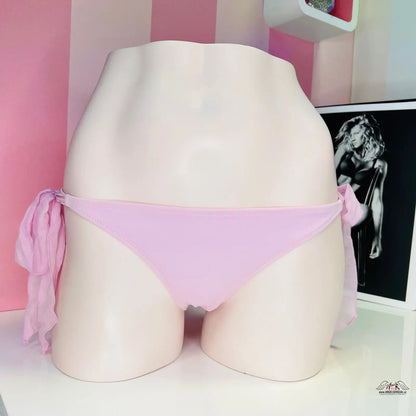 Pink krajkovým volánkem bikini spodní díl s tkaním, ideální pro letní dobrodružství