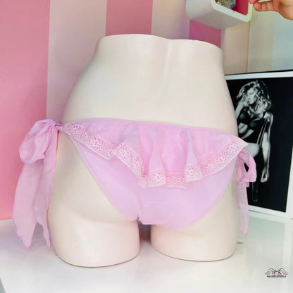 Pink krajkovým volánkem spodní díl plavek Victoria’s Secret na figuríně pro letní dobrodružství