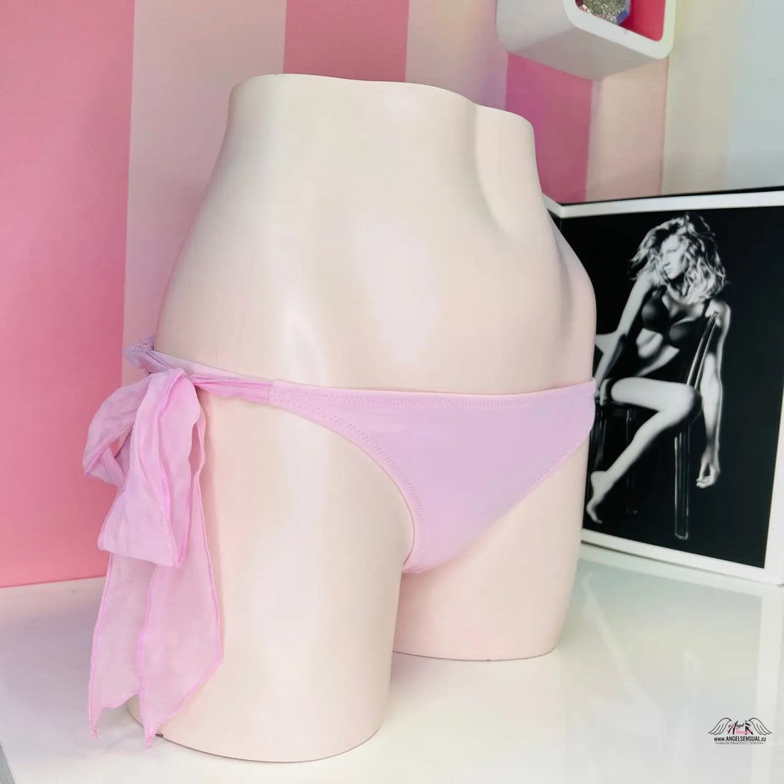 Stylový spodní díl plavek Victoria’s Secret s krajkovým volánkem pro letní dobrodružství