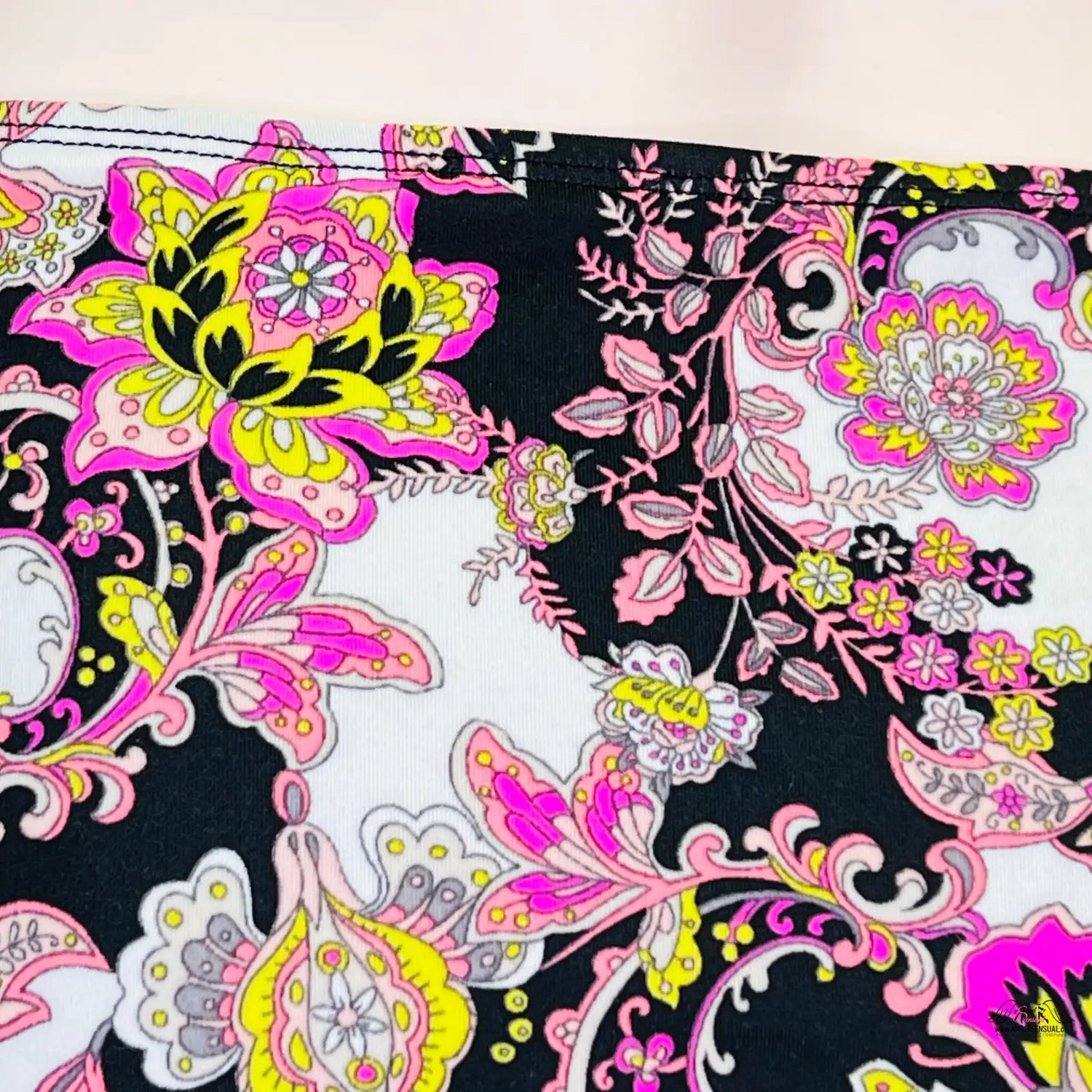 Vibrantní květinový a paisley vzor na barevném spodním díle plavek Victoria’s Secret