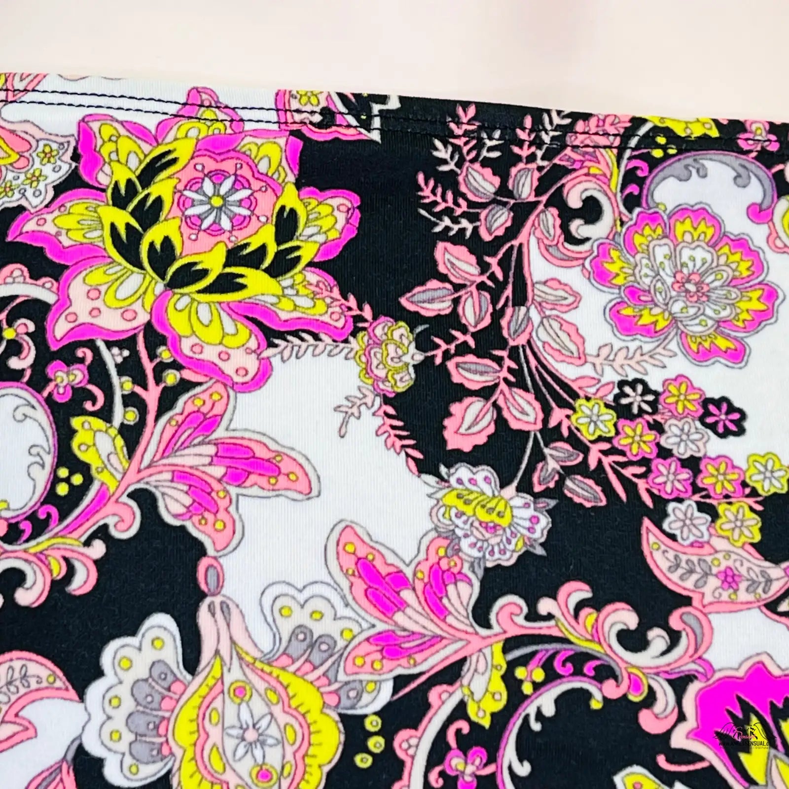 Vibrantní květinový a paisley vzor na barevném spodním díle plavek Victoria’s Secret