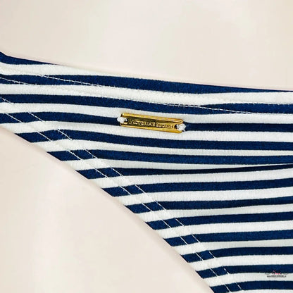 Pruhovaný spodní díl plavek Victoria’s Secret s zlatým štítkem, stylový a elegantní
