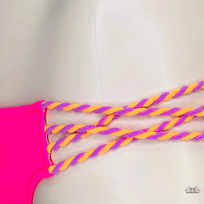 Neonově růžový spodní díl plavek s barevnými provázky a twistovým designem