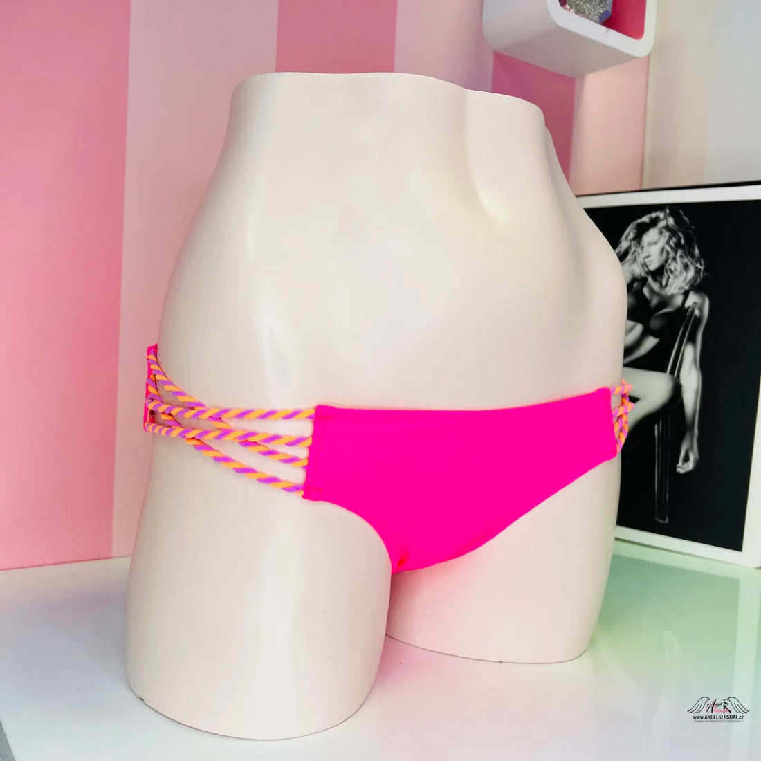 Hot pink spodní díl plavek s braidingovými bočními provázky, sexy spodní díl plavek