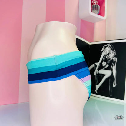 Turquoise a modrý pruhovaný spodní díl plavek na bílé figuríně, Victoria’s Secret