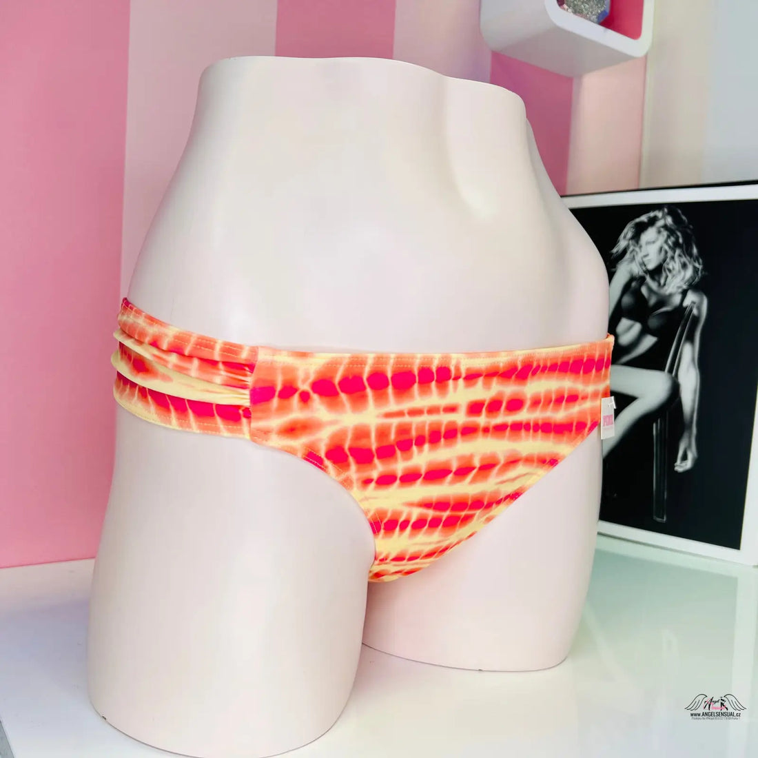 Elegantní spodní díl plavek Victoria’s Secret s vyšším střihem a řasením na bocích