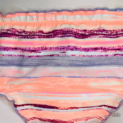 Abstraktní obraz s horizontálními pruhy v odstínech růžové, fialové a šedé, ideální pro barevný spodní díl plavek Victoria’s Secret Spodní
