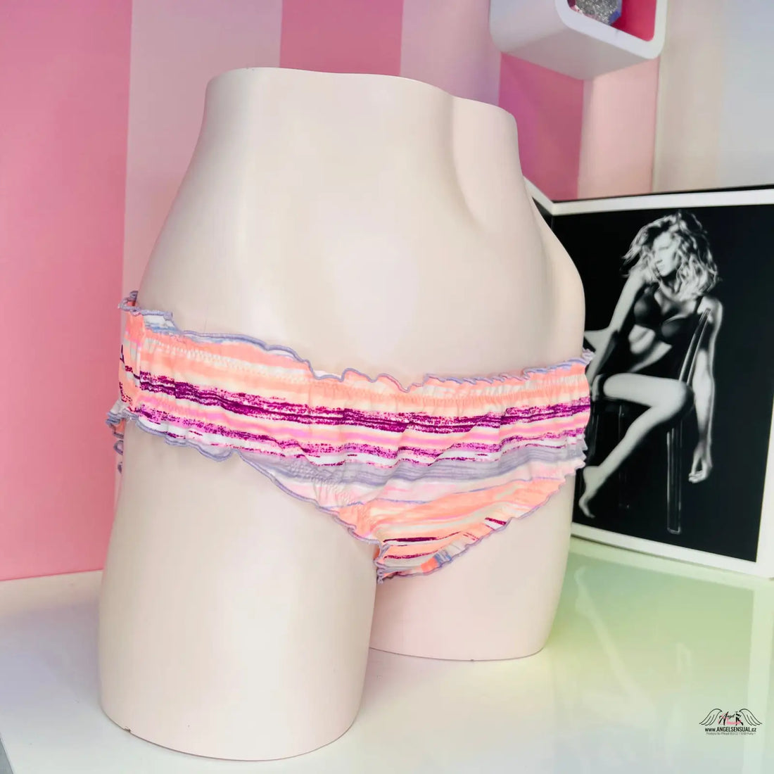 Mannequin lower torso v barevném vzorovaném spodním díle plavek Victoria’s Secret