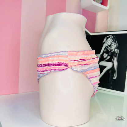 Manekýnský trup v barevném spodním díle plavek Victoria’s Secret Řasení