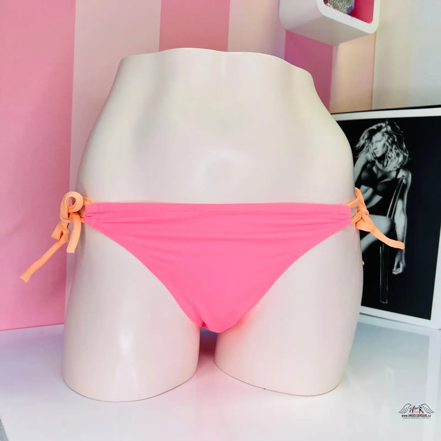 Elegantní spodní díl plavek Victoria’s Secret s růžovým bikini a oranžovými vázáním