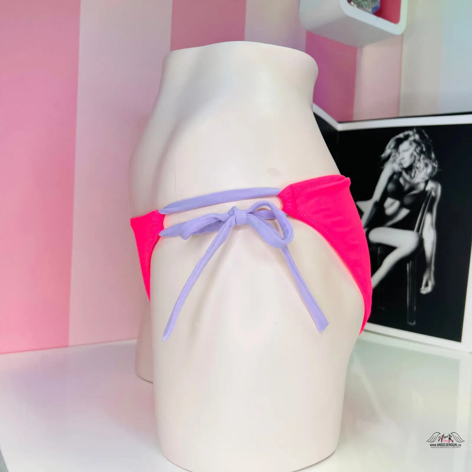 Pink bikini bottom s lavendrovými vázáními, elegantní spodní díl plavek Victoria’s Secret