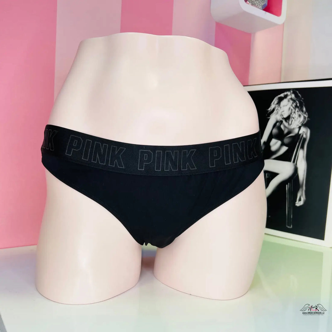 Stylový spodní díl plavek s nápisem pink v černé barvě, brazilského střihu