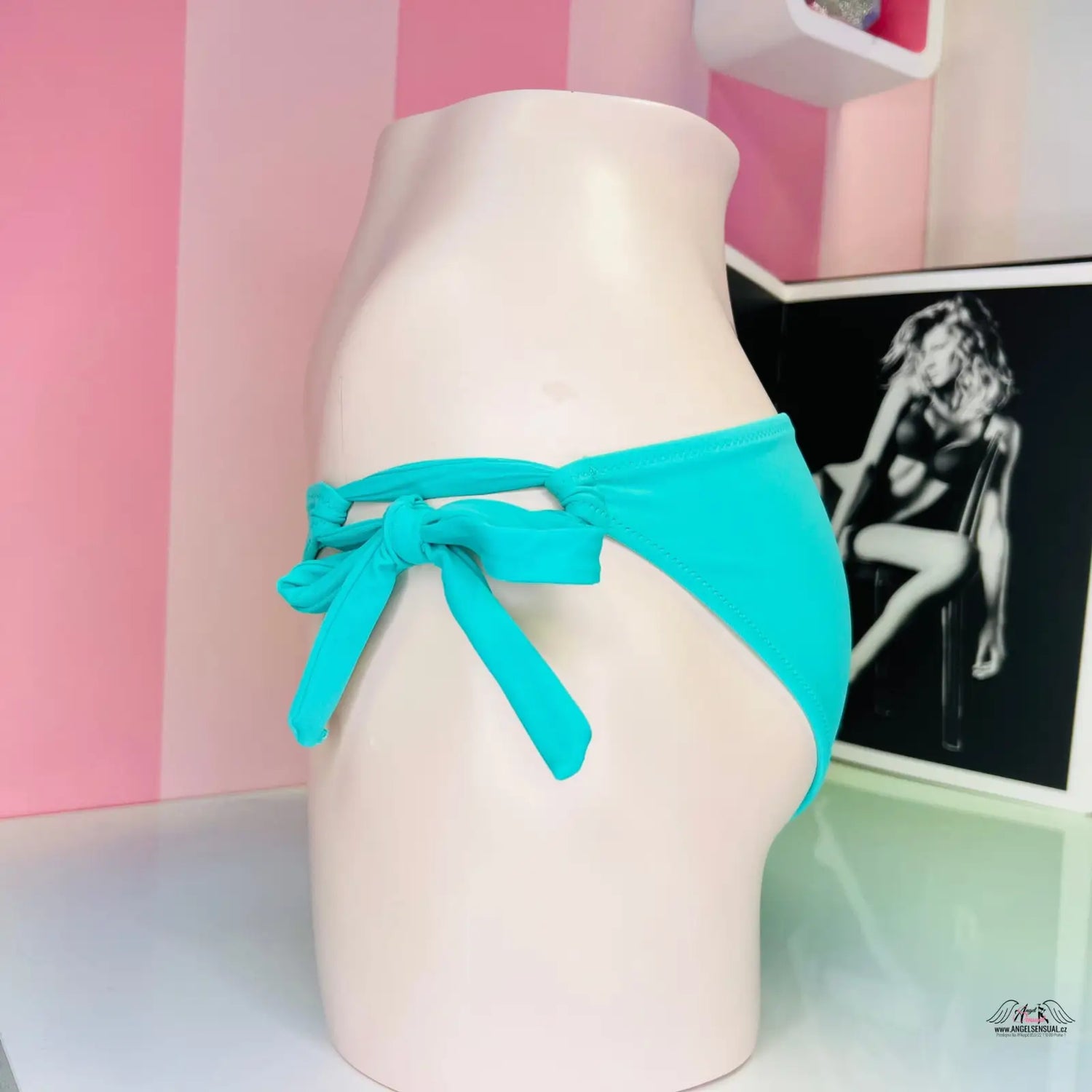 Bílá manekýnská torza s tyrkysovým bokovým vázáním Victoria’s Secret díl plavek