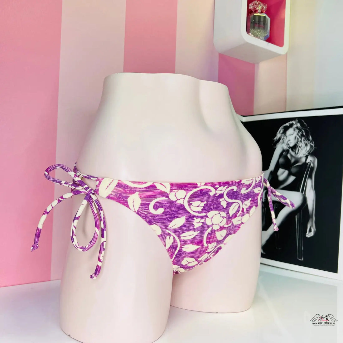 Stylový barevný spodní díl plavek Victoria’s Secret s fialovým květinovým vzorem