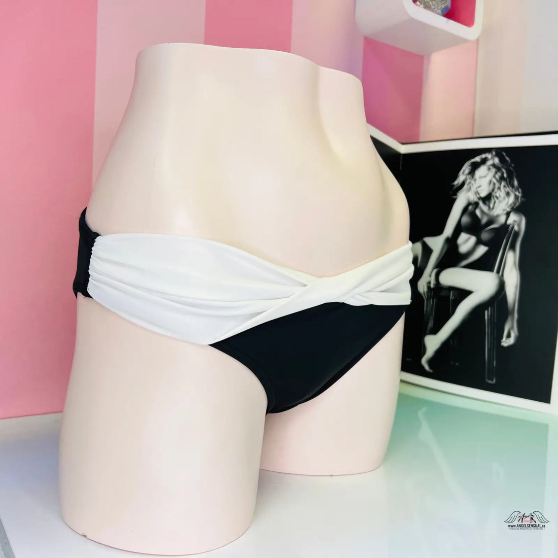 Manekýn s trupem v černobílém spodním díle plavek s překříženými pásky z kvalitních materiálů