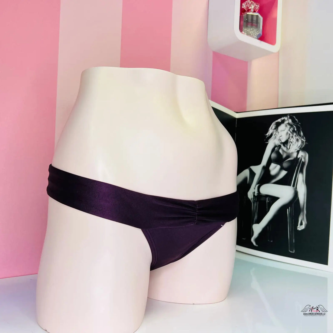 Purple bikini bottoms with zlatou aplikací a lesklými odlesky, spodní díl plavek