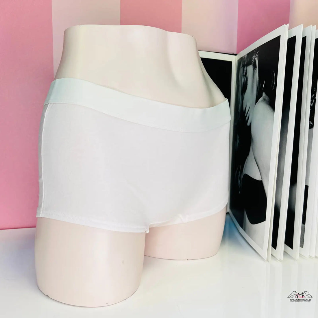 Bílé dámské kalhotky Victoria’s Secret Sportovní Kalhotky, jednobarevné kalhotky shortie, apparel & accessories