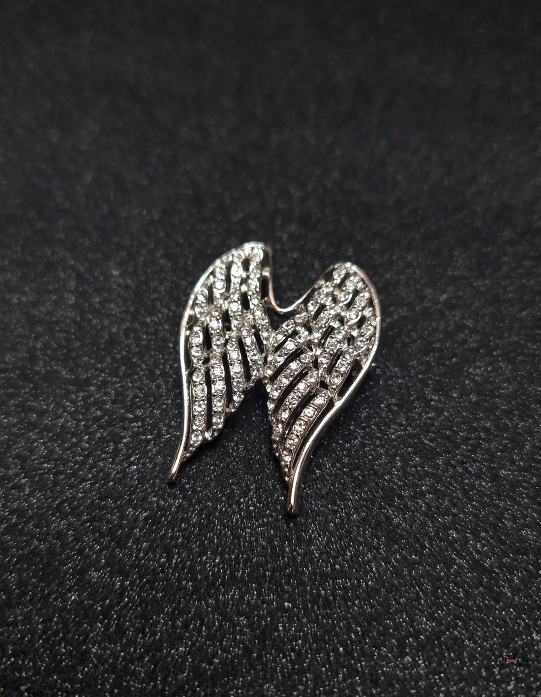 Stříbrná brož s křídly Victoria’s Secret a zirkony, elegantní šperk křídly Victoria’s Secret