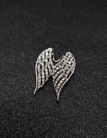 Stříbrná brož s křídly Victoria’s Secret a zirkony, elegantní šperk křídly Victoria’s Secret