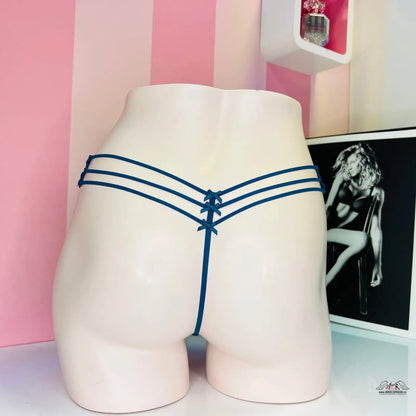 Modrý string tanga Victoria’s Secret s velmi úzkými pásky na modelu