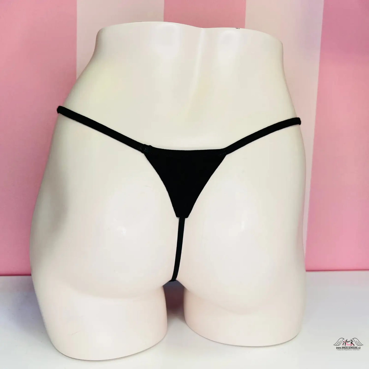 Bílá manekýnská torza s černou tanga podprsenkou z luxusního setu pěti kalhotek Victoria’s Secret String Tanga Set