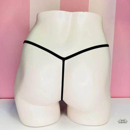 Bílý manekýn s černou tanga v luxusním setu pěti kalhotek Victoria’s Secret