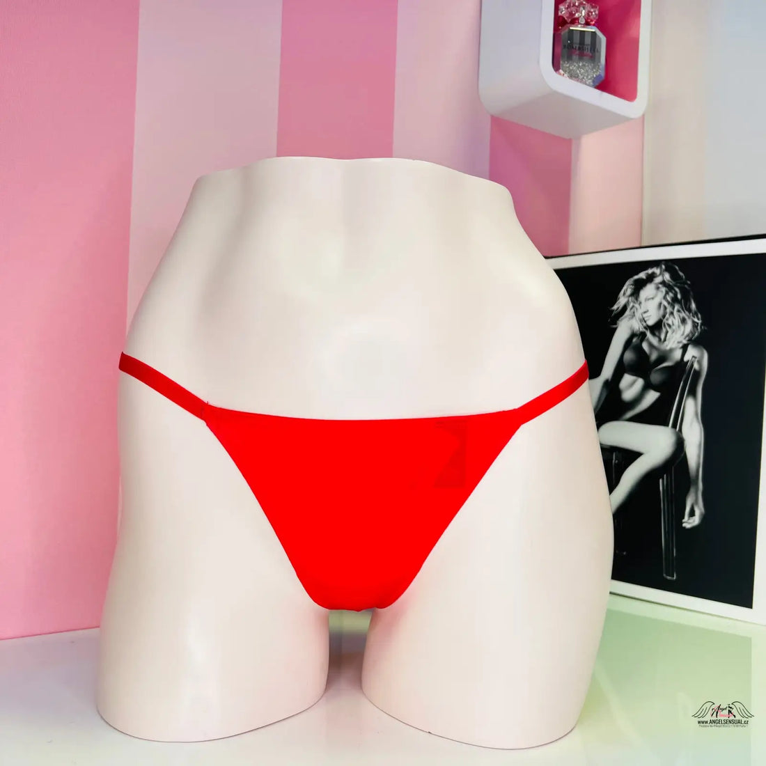 Ženský torzo mannequin s červenou tanga Victoria’s Secret String Tanga, lehká tanga s jemnými pásky pro maximální pohodlí