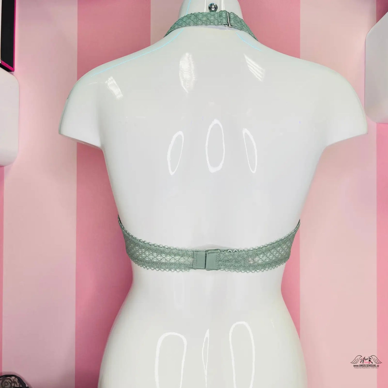 Manekýn s zeleným páskem a stylovým krajkovým topem od Victoria’s Secret