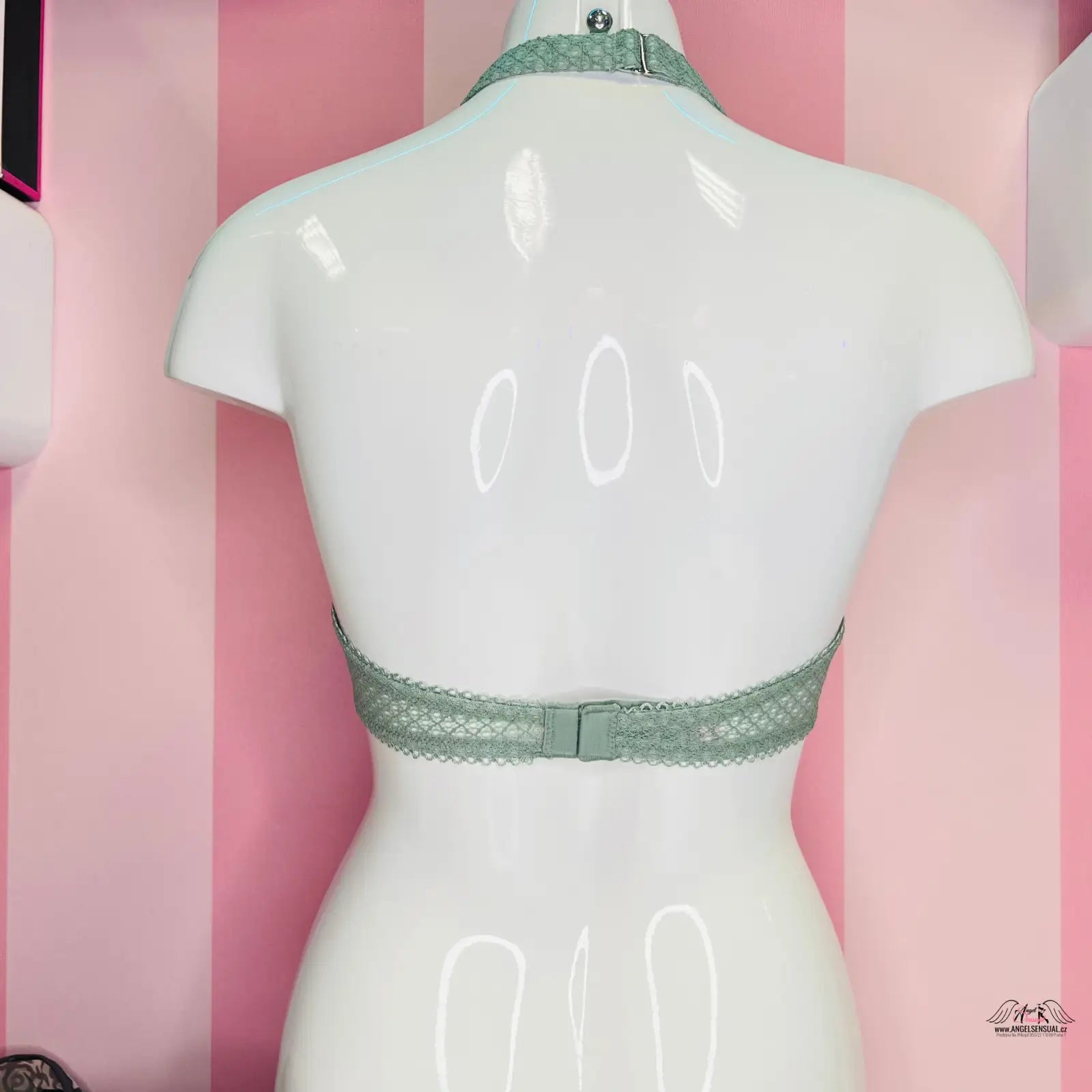 Manekýn s zeleným páskem a stylovým krajkovým topem od Victoria’s Secret