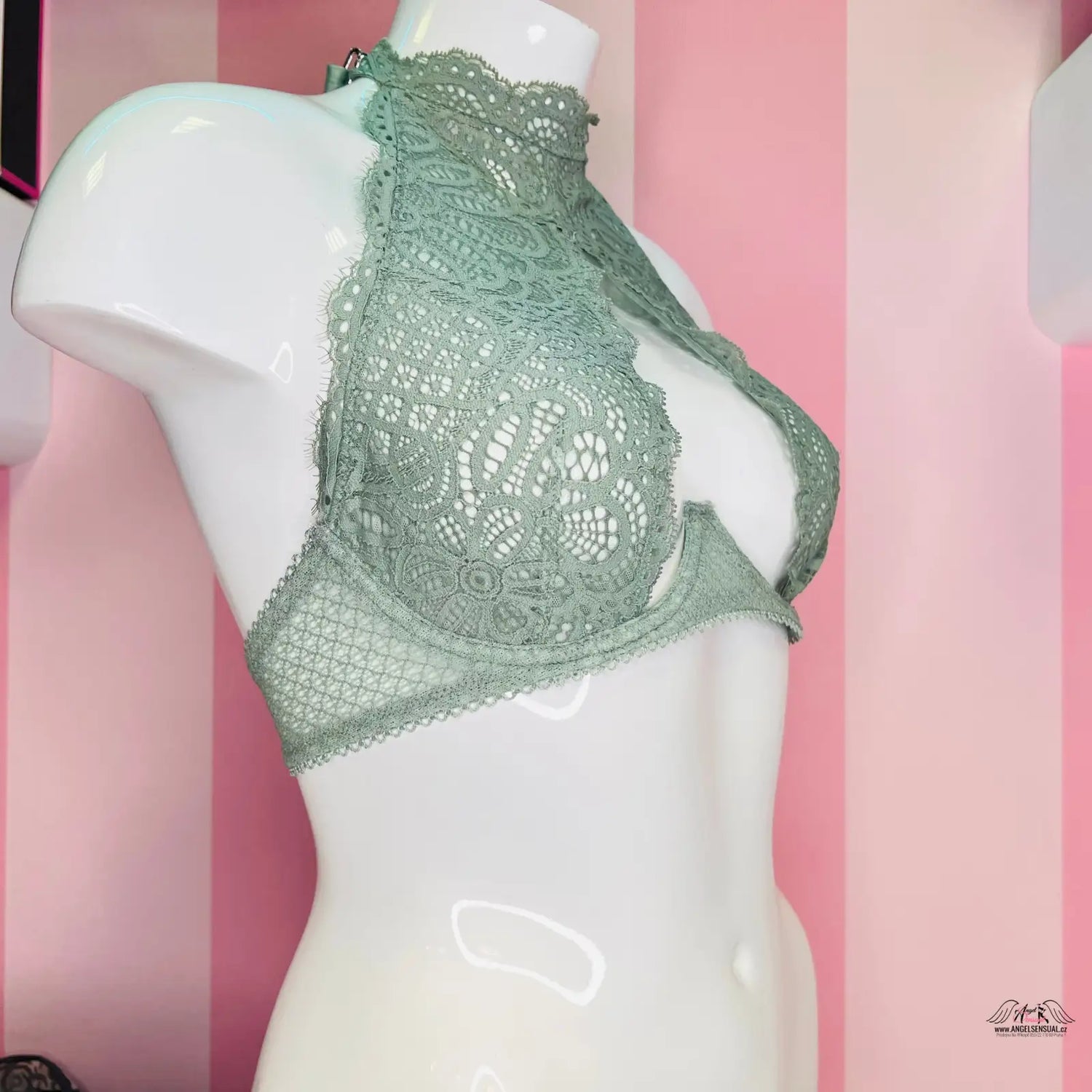 Manekýn v zeleném krajkovém topu Victoria’s Secret pro maximální eleganci