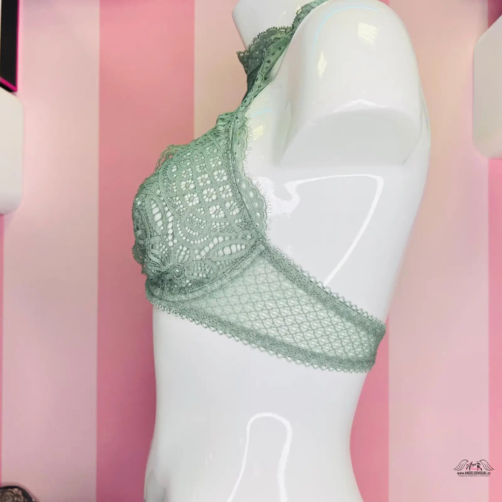 Mužská figurína s zelenou krajkovou podprsenkou Victoria’s Secret pro elegantní vzhled