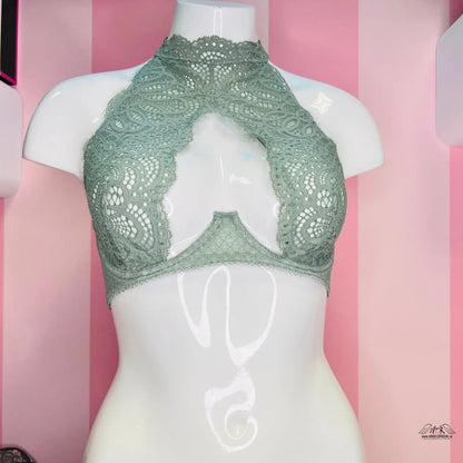 Manekýn s krásným zeleným krajkovým topem Victoria’s Secret pro elegantní vzhled