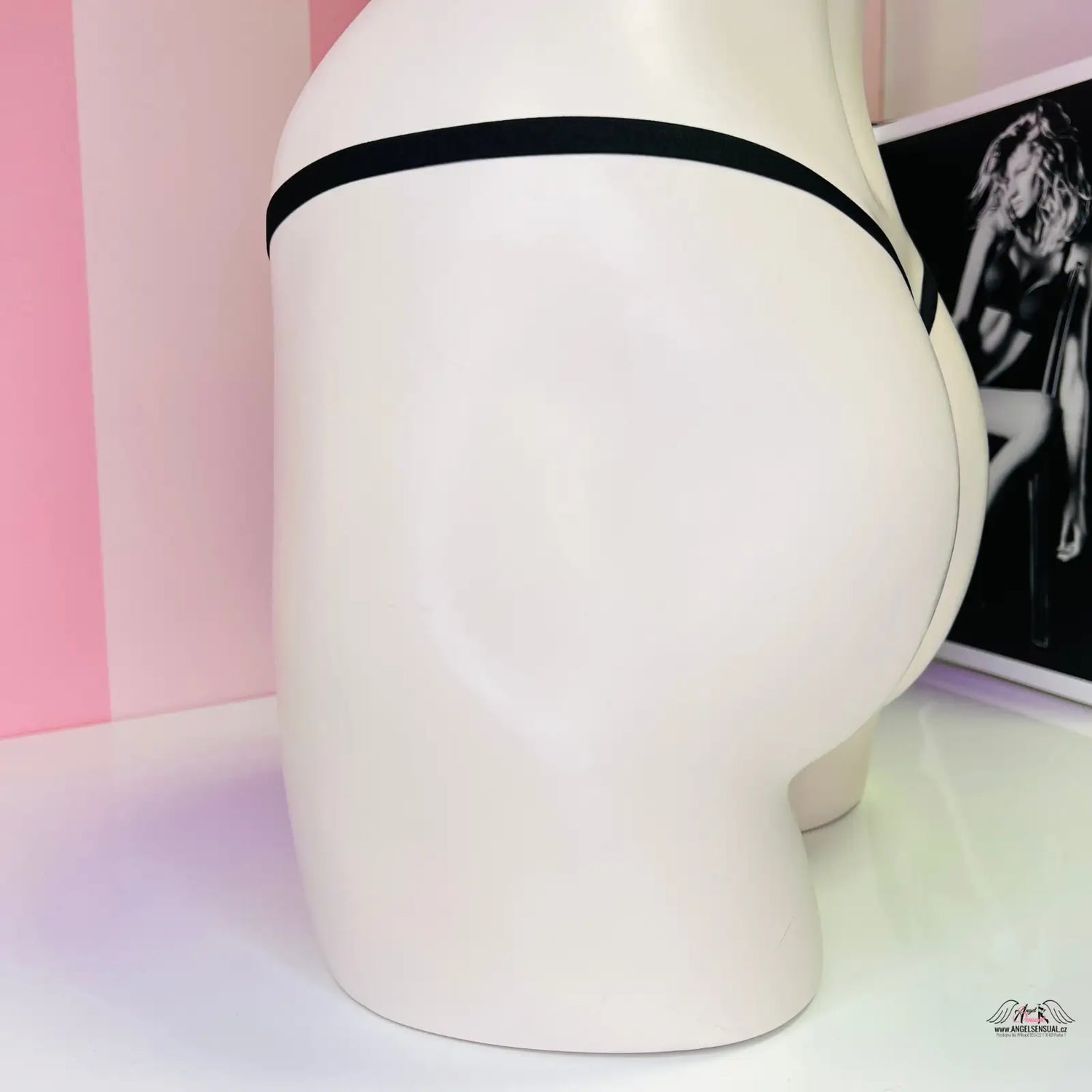 Bílý manekýn s černými tangy Victoria’s Secret pro pohodlnou eleganci