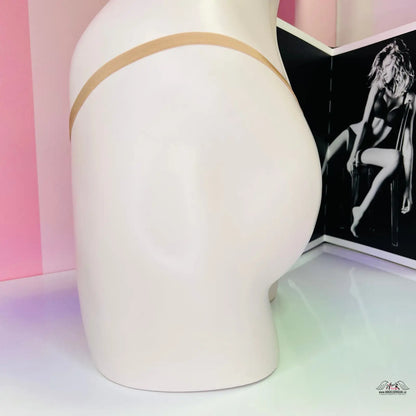 Bílý manekýn zobrazuje tanga Victoria’s Secret pro maximální komfort a svůdnou eleganci