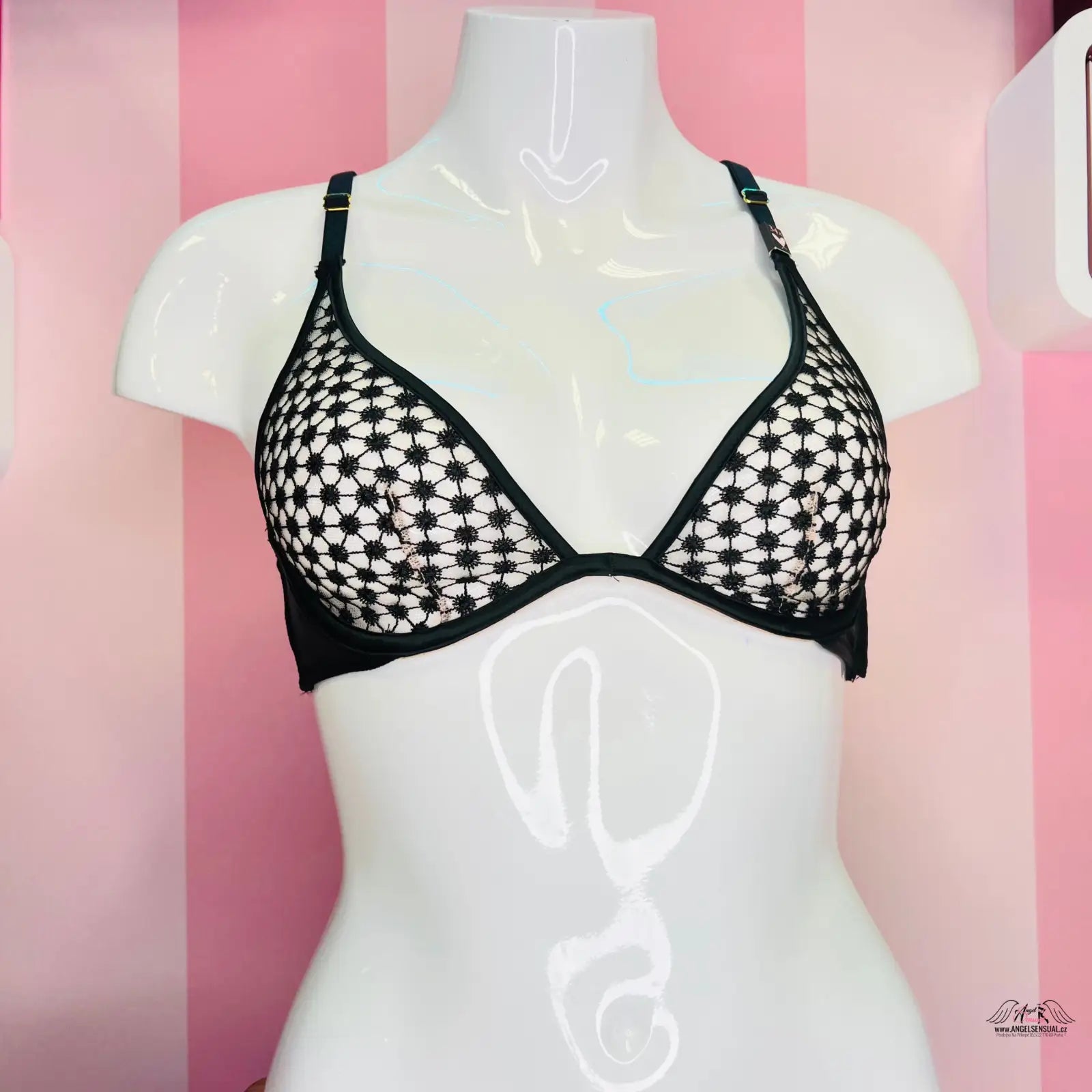Černobílý vzorovaný podprsenka na bílém manekýnu Victoria’s Secret