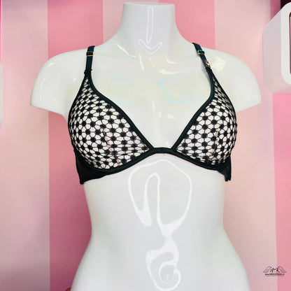 Černobílý vzorovaný podprsenka na bílém manekýnu Victoria’s Secret