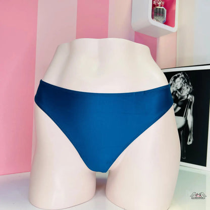 Modré kalhotky typu tanga s mašličkami od Victoria’s Secret pro jemnou eleganci