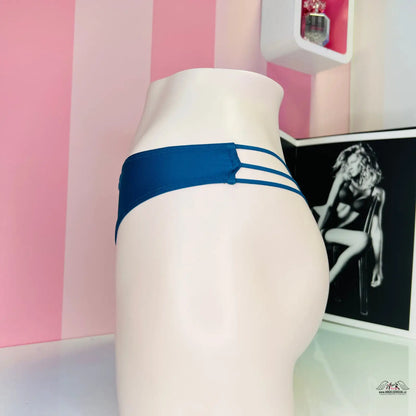 Modré bikinové kalhotky s bočními pásky od Victoria’s Secret pro jemnou eleganci